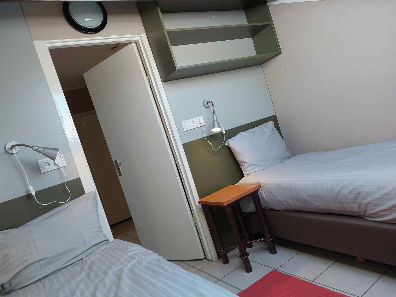 Stijlvolle badkamer in vakantiehuis ZE322, Oostkapelle, Walcheren, Zeeland met modern sanitair.