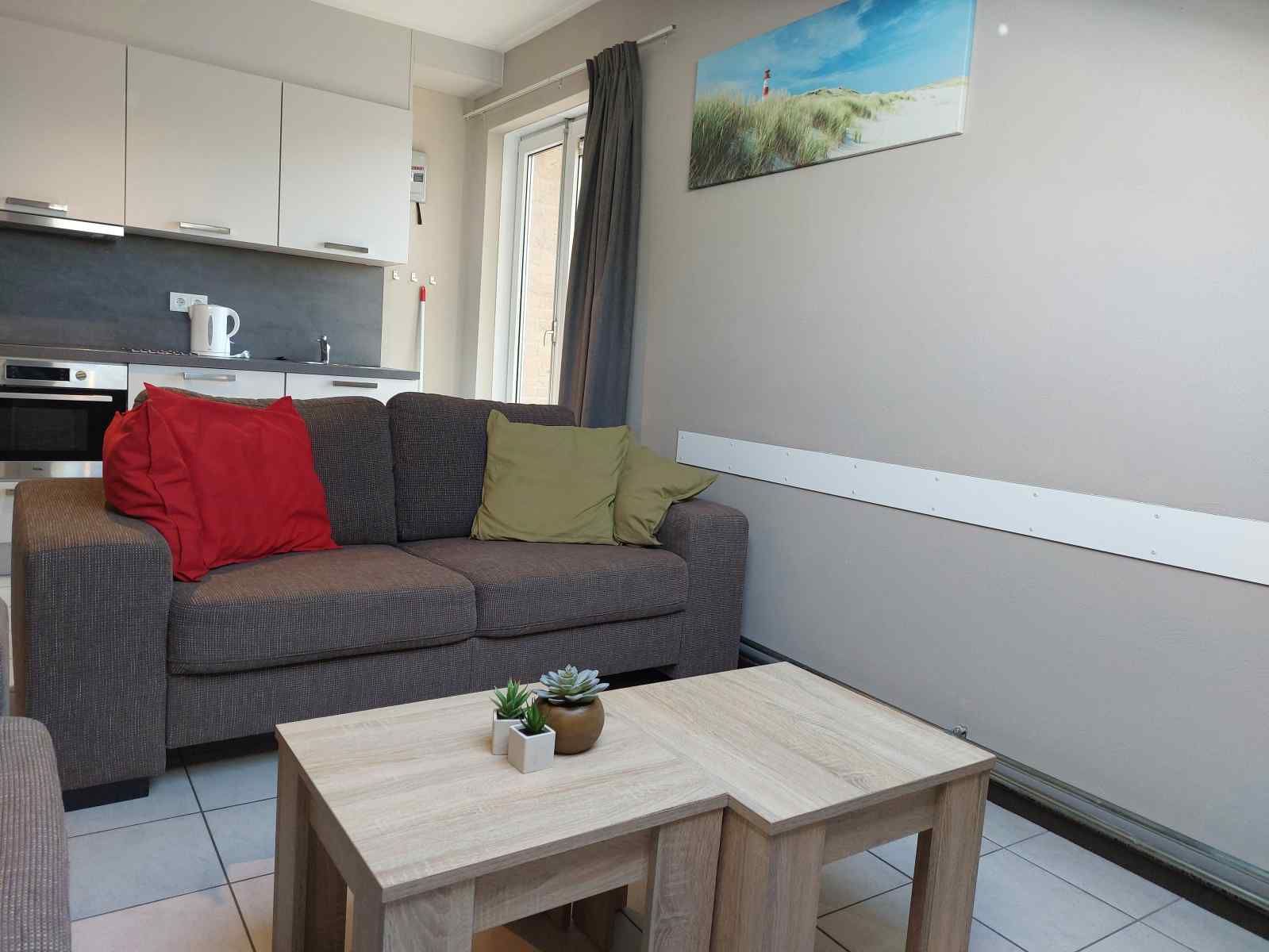 Hardlopers langs de kustlijn nabij vakantiehuis ZE322 in Oostkapelle, Walcheren, Zeeland.