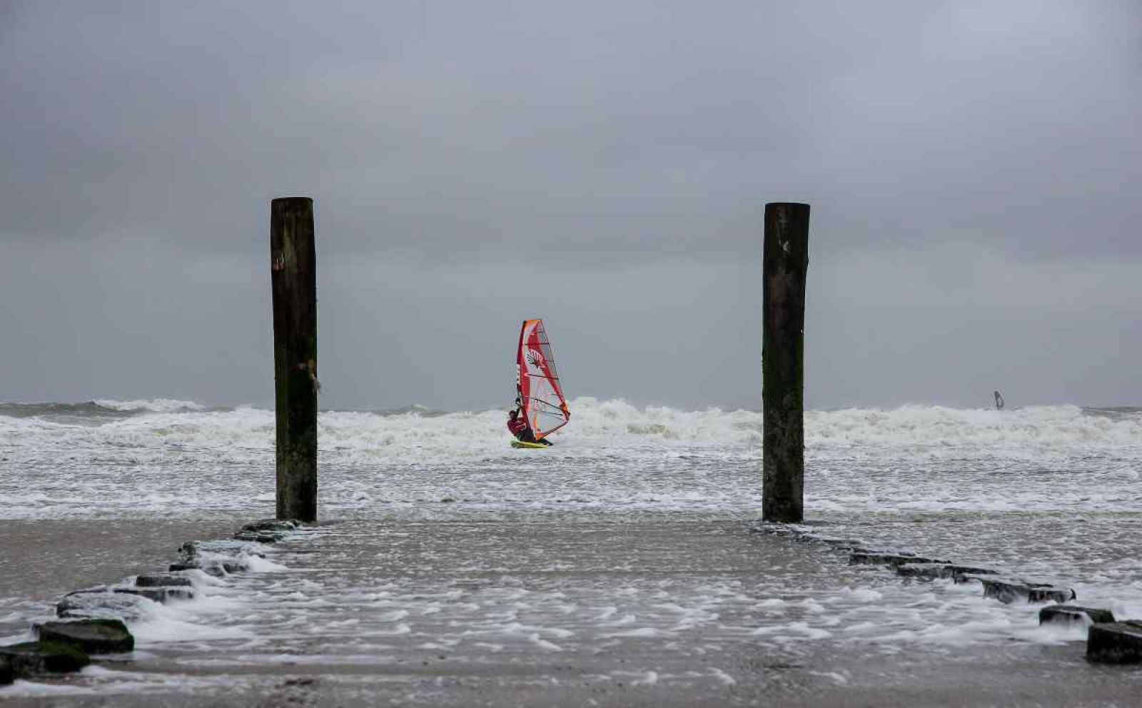 Gezellige zithoek met keuken in vakantiehuis ZE322, Oostkapelle, Walcheren, Zeeland.