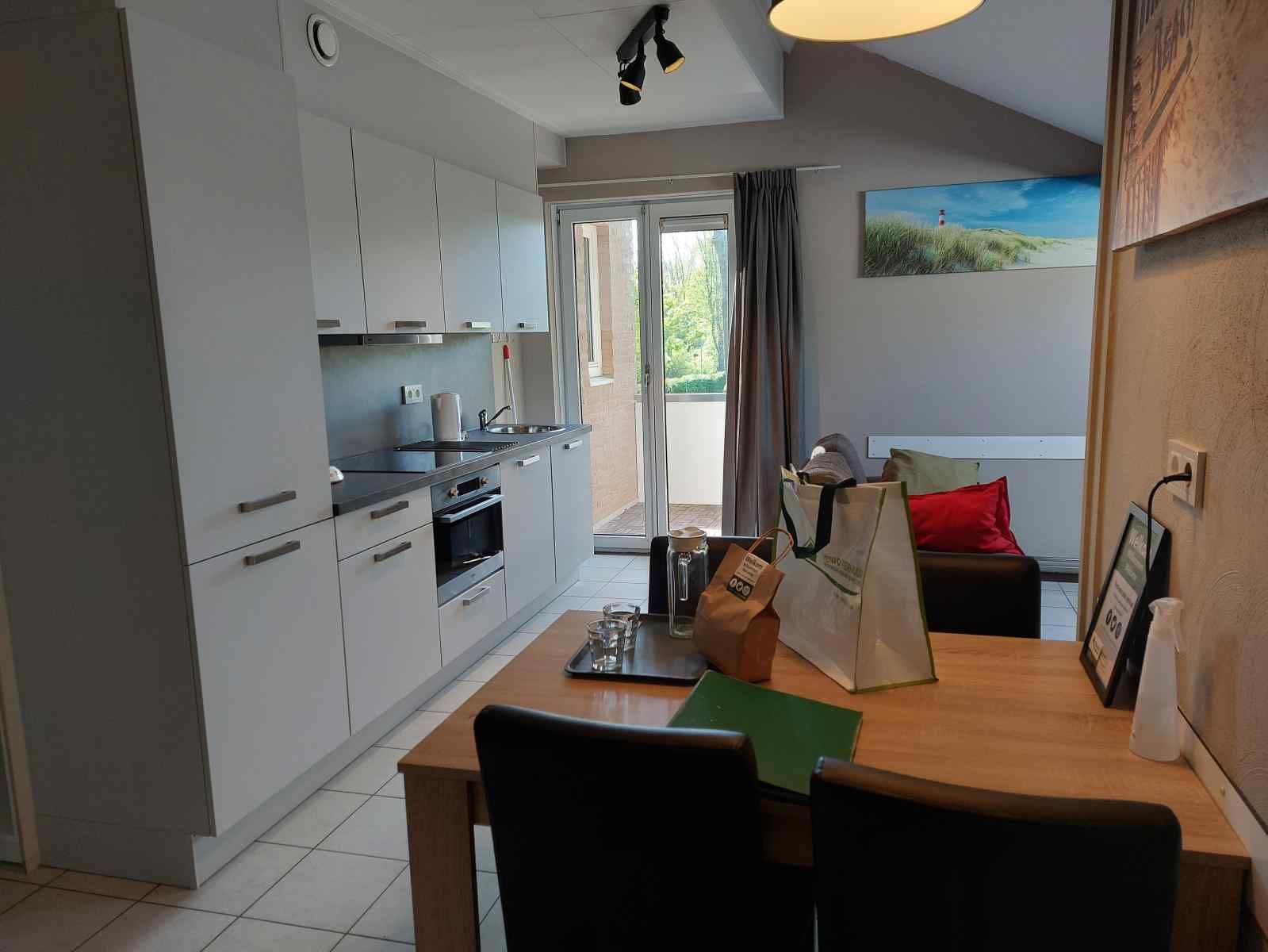 Speeltuin met glijbaan in tuin van vakantiehuis ZE322, Oostkapelle, Walcheren, Zeeland.