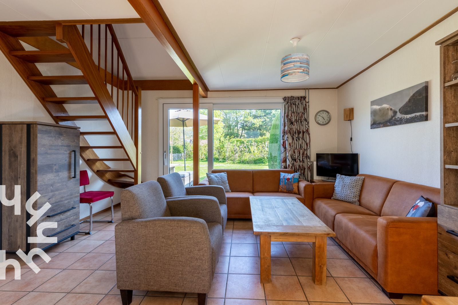 Spacious living room with sitting area in vacation home ZE414, Oostkapelle, Walcheren, Zeeland.