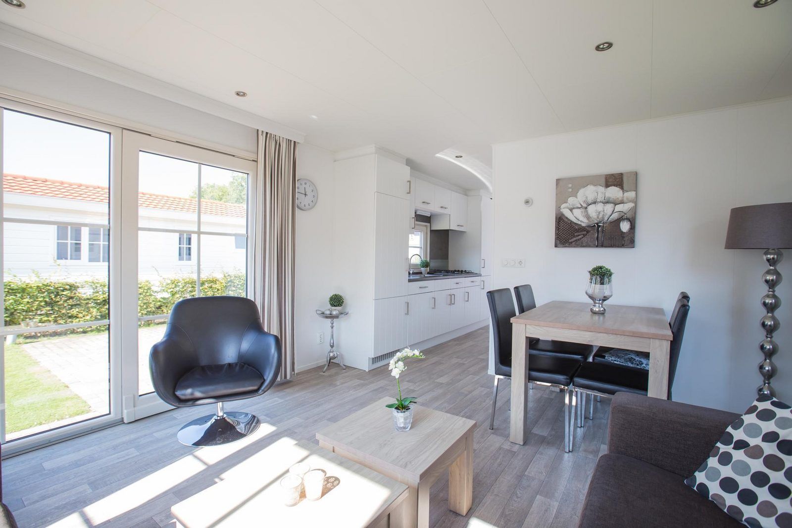 Offene Kueche und Sitzecke in VZ983 Ferienchalet Oostkapelle, Walcheren, Zeeland.