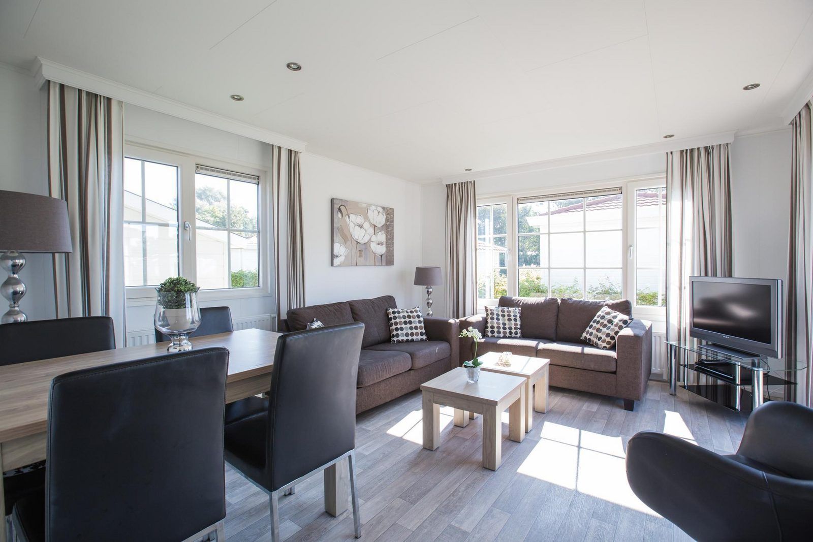 Geraeumiger Wohnbereich in VZ983 Ferienhaus Oostkapelle, Walcheren, mit Essecke und Sofa.