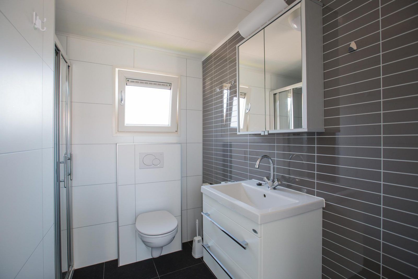 Stilvolles Badezimmer in VZ983 Ferienhaus Oostkapelle, Walcheren, mit modernen Annehmlichkeiten.