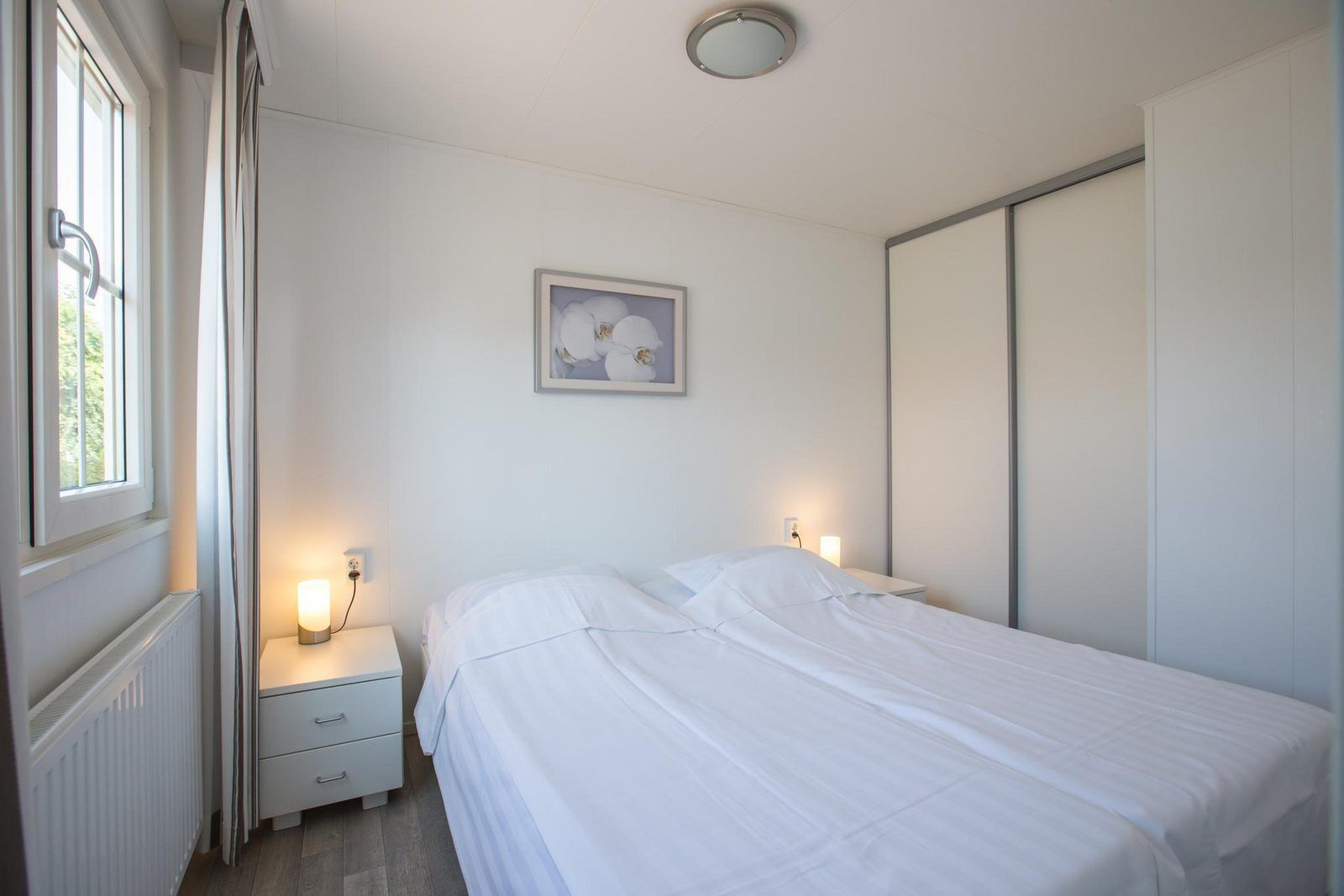 Schlafzimmer mit Doppelbett in VZ983 Chalet Oostkapelle, Walcheren, Zeeland.