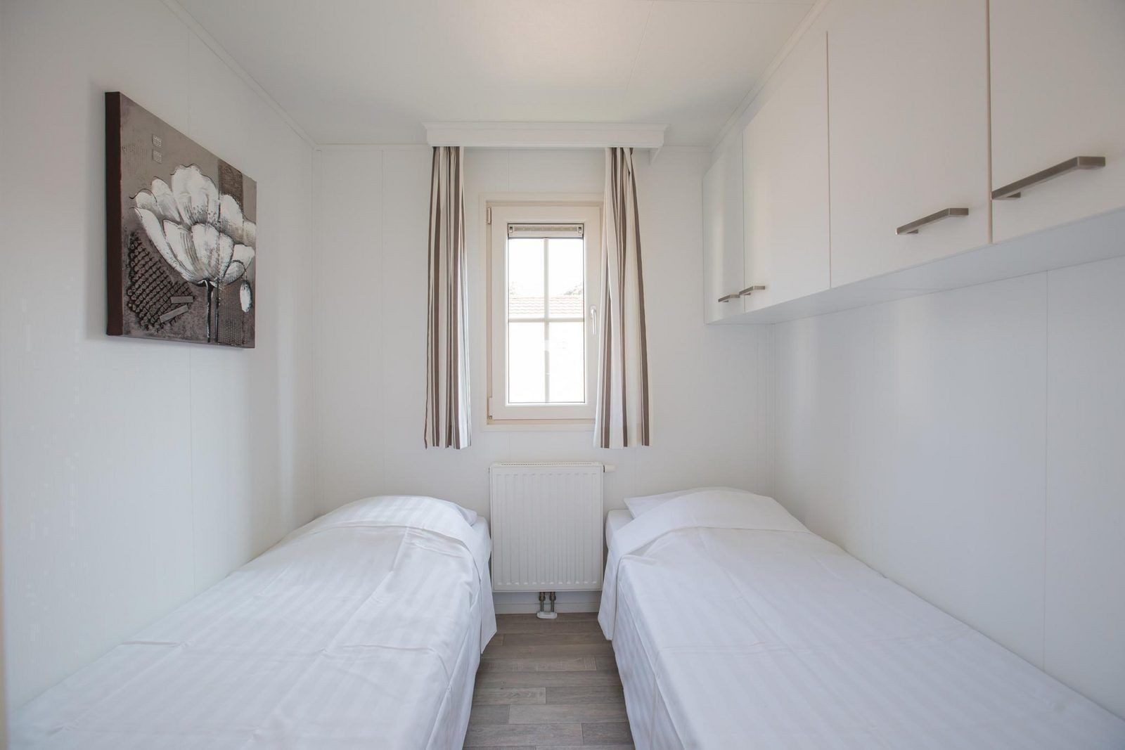 Gemuetliches Schlafzimmer mit zwei Einzelbetten in VZ983 Ferienchalet Oostkapelle, Walcheren.