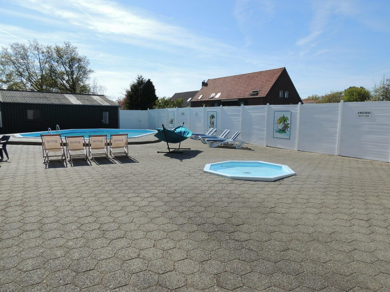 Aussenschwimmbad bei VZ983 Ferienhaus in Oostkapelle, Walcheren, mit Liegestuehlen.