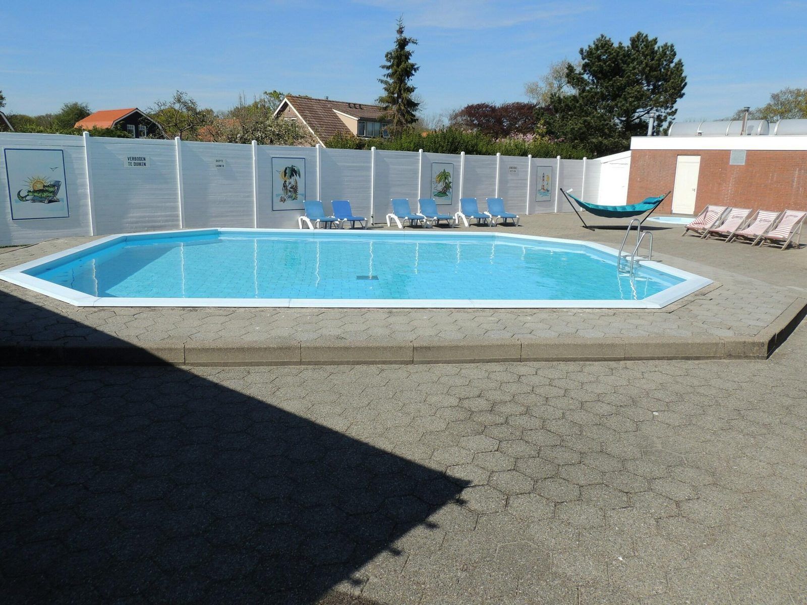 Erfrischendes Schwimmbad in VZ983 Ferienchalet Oostkapelle, Walcheren, mit sonnigem.