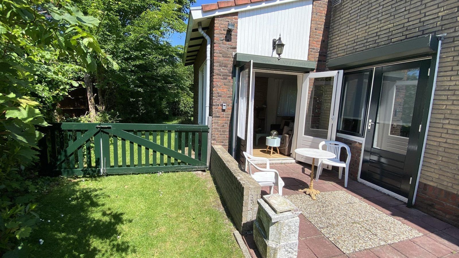 Zonnig terras bij VZ1007 Vakantiebungalow in Oostkapelle, Walcheren, Zeeland.