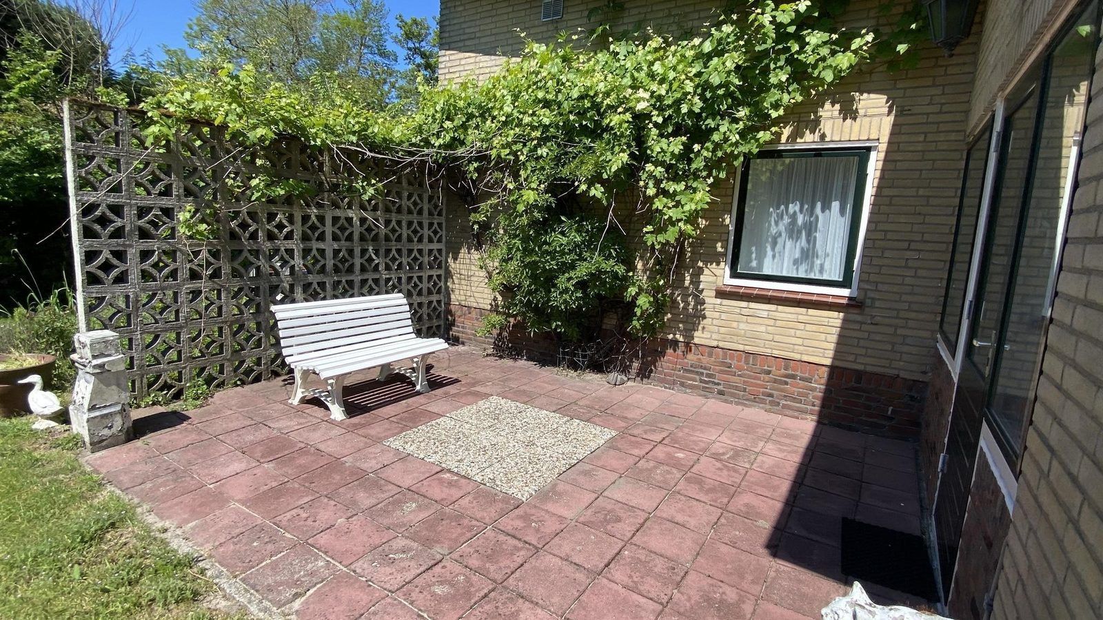 Gezellige zithoek op terras van VZ1007 Vakantiebungalow, Oostkapelle, Zeeland.