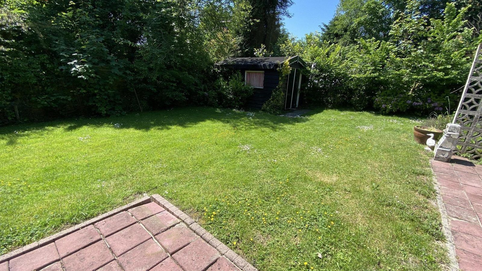 Schaduwrijke tuin van VZ1007 Vakantiebungalow in Oostkapelle, Walcheren, Zeeland.