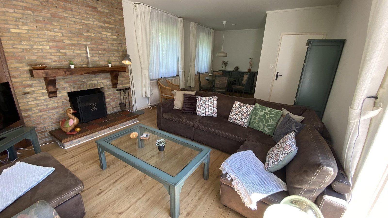 Sfeervolle woonkamer van VZ1007 Vakantiebungalow in Oostkapelle, Zeeland.