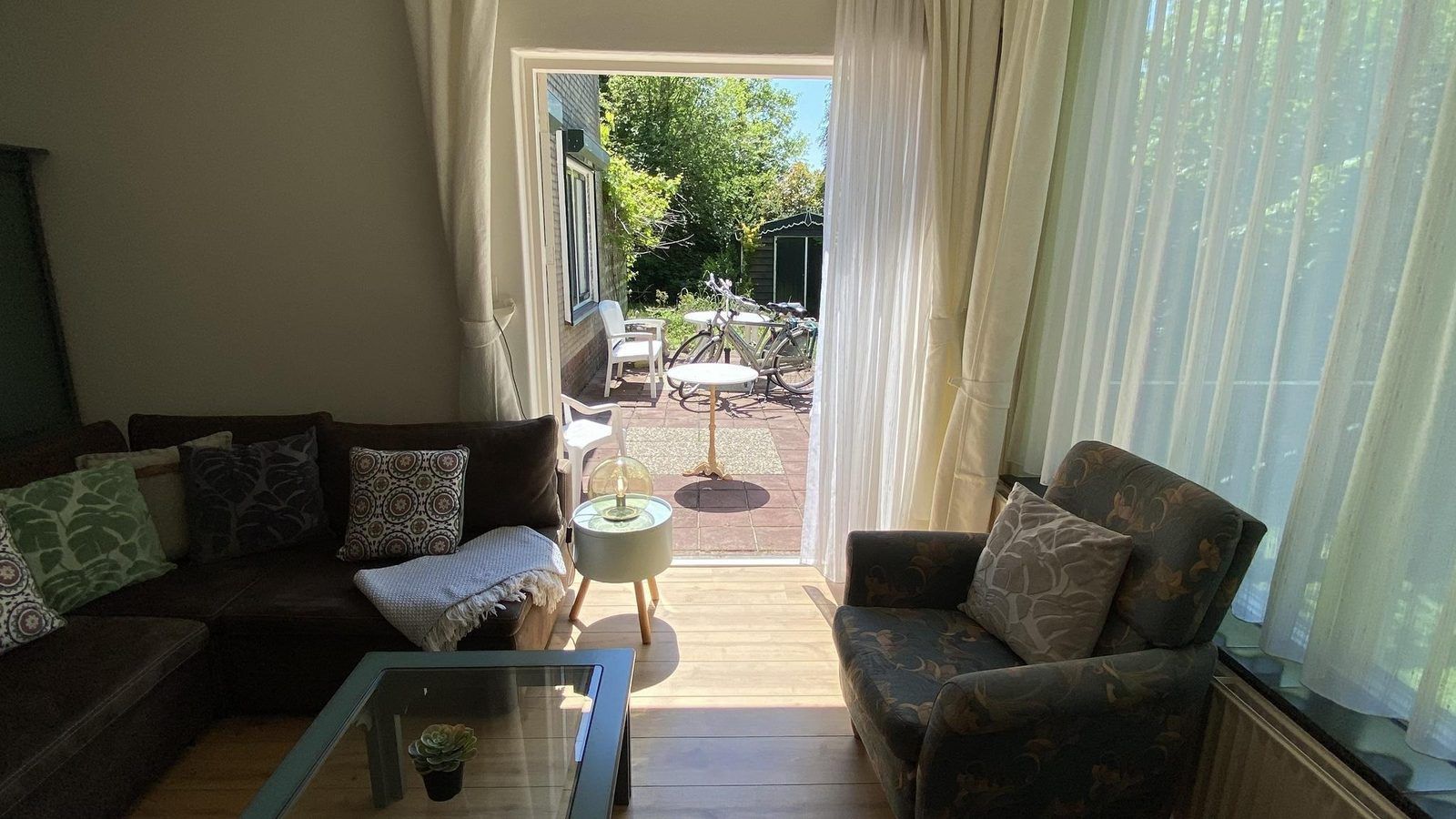 Woonkamer met toegang tot terras in VZ1007 Vakantiebungalow, Oostkapelle, Zeeland.