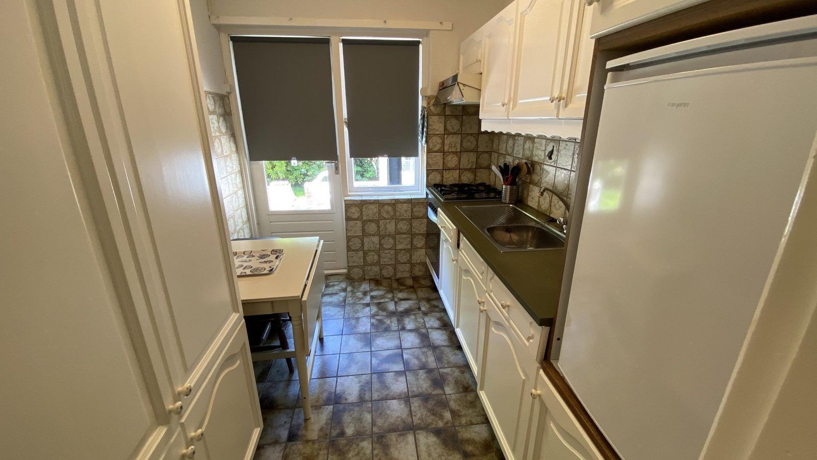 Volledig uitgeruste keuken in VZ1007 Vakantiebungalow, Oostkapelle, Zeeland.