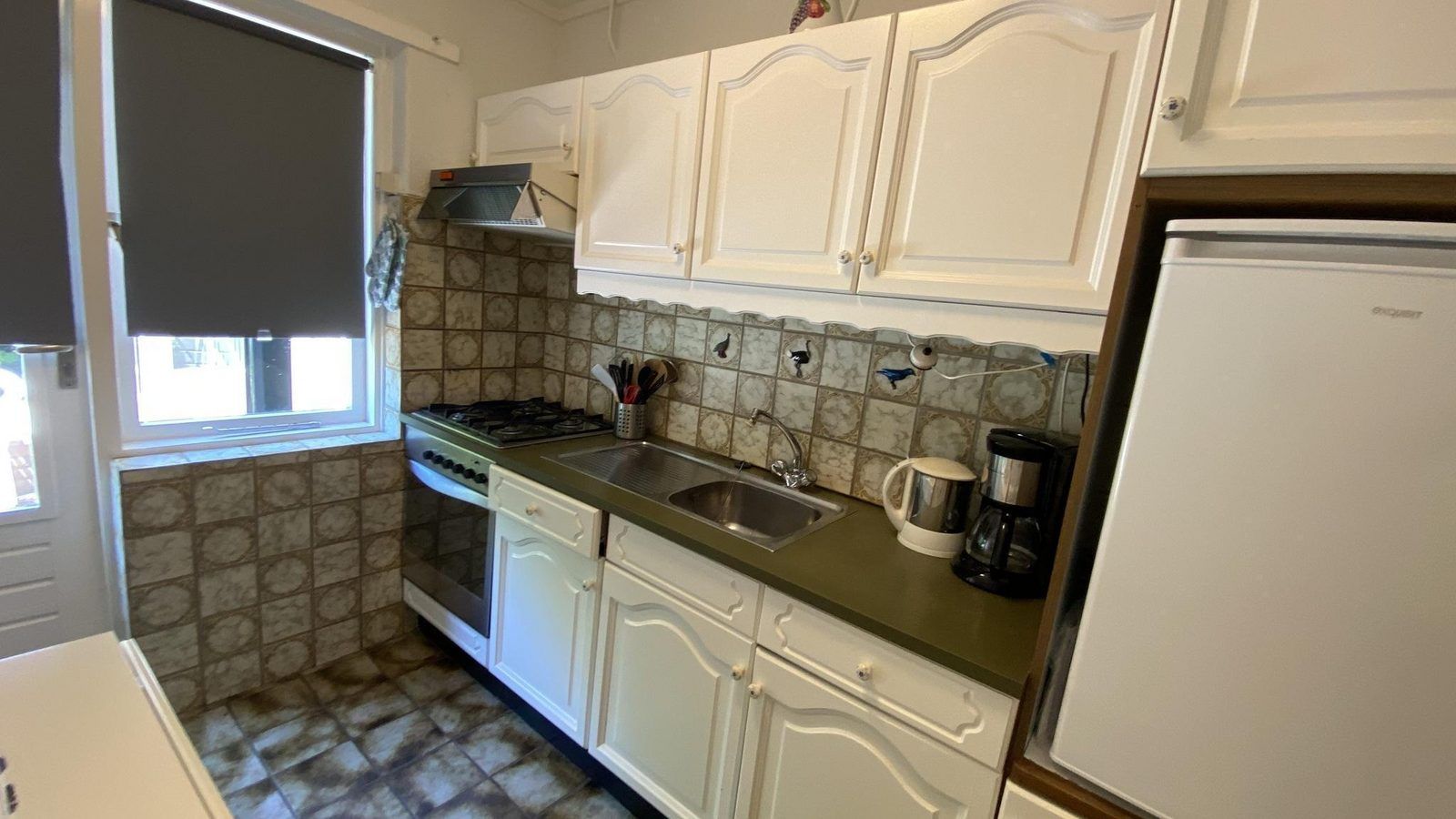 Keuken met moderne apparatuur in VZ1007 Vakantiebungalow, Oostkapelle, Zeeland.