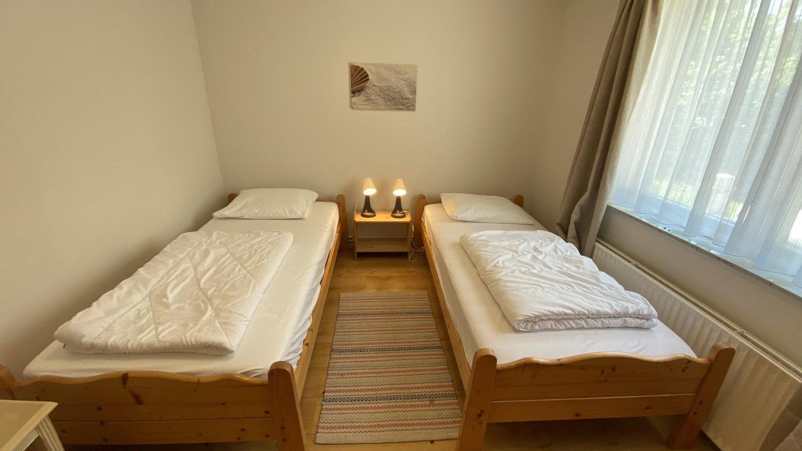 Slaapkamer met twee bedden in VZ1007 Vakantiebungalow, Oostkapelle, Zeeland.