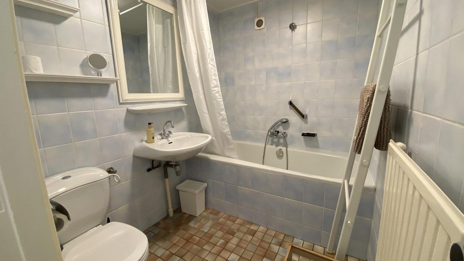 Moderne badkamer met bad in VZ1007 Vakantiebungalow, Oostkapelle, Zeeland.