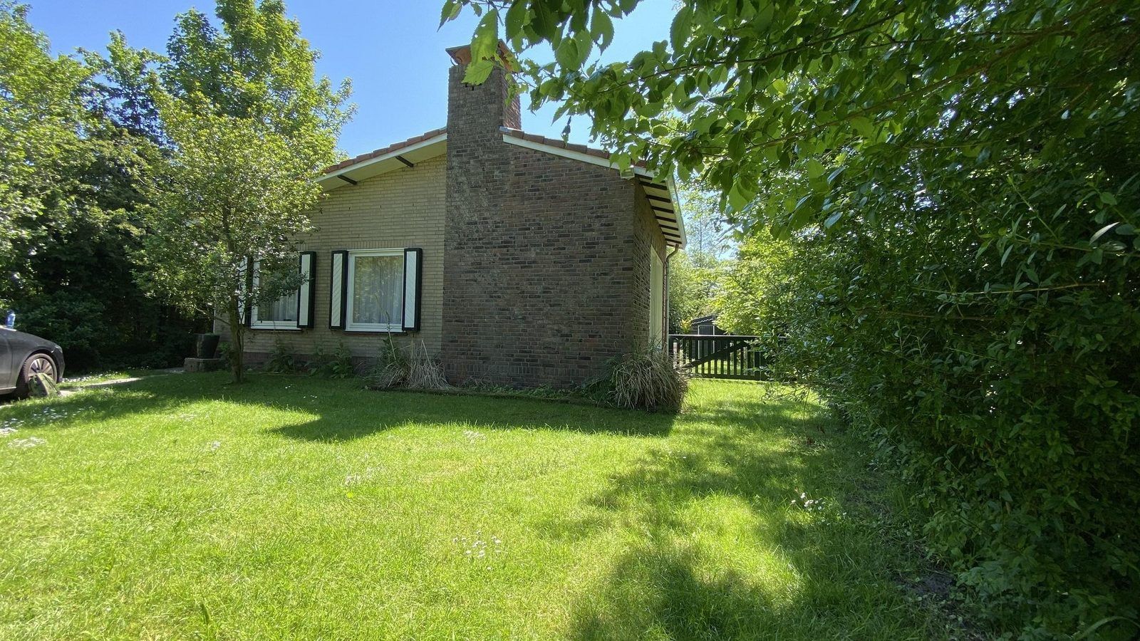 Buitenzijde van VZ1007 Vakantiebungalow in groene omgeving, Oostkapelle, Zeeland.