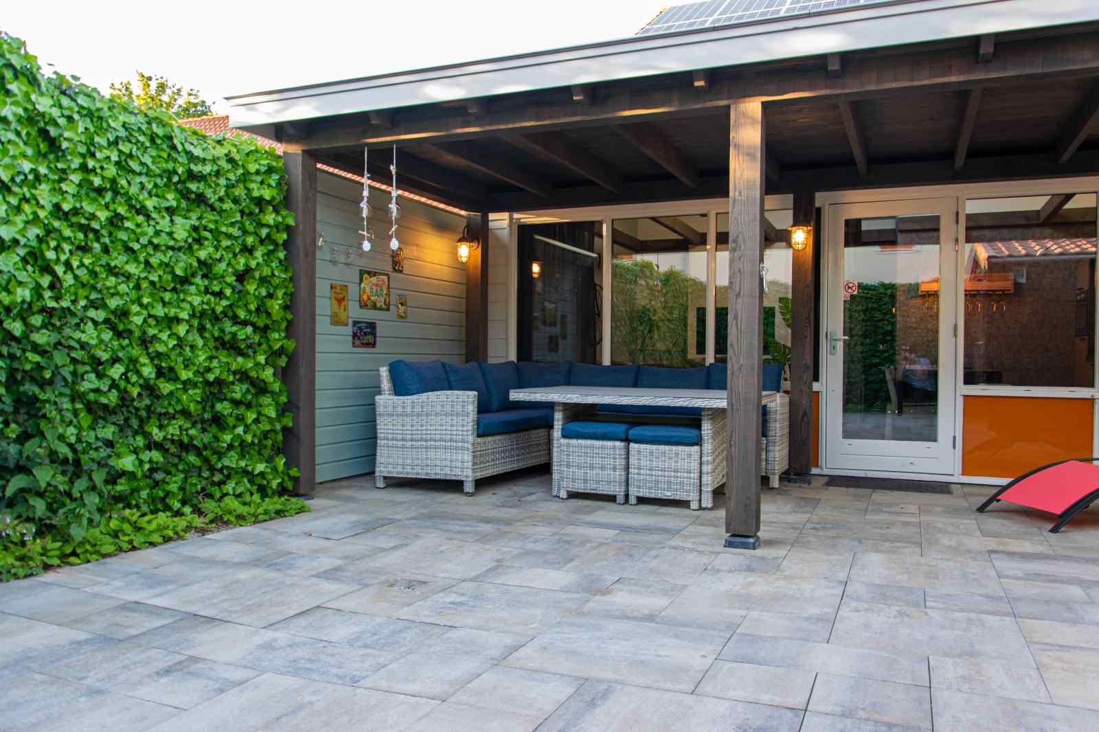 Veranda des Ferienhauses ZE1402 in Oostkapelle, Walcheren, Zeeland mit bequemen Sitzgelegenheiten.