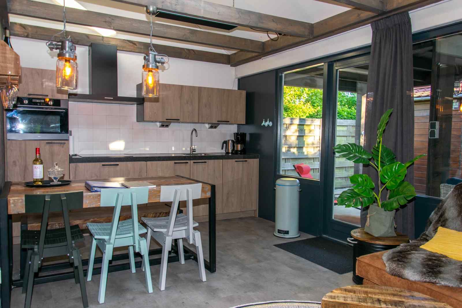 Gemuetliches, modern eingerichtetes Wohnzimmer im Ferienhaus ZE1402 in Oostkapelle, Walcheren, Zeeland.