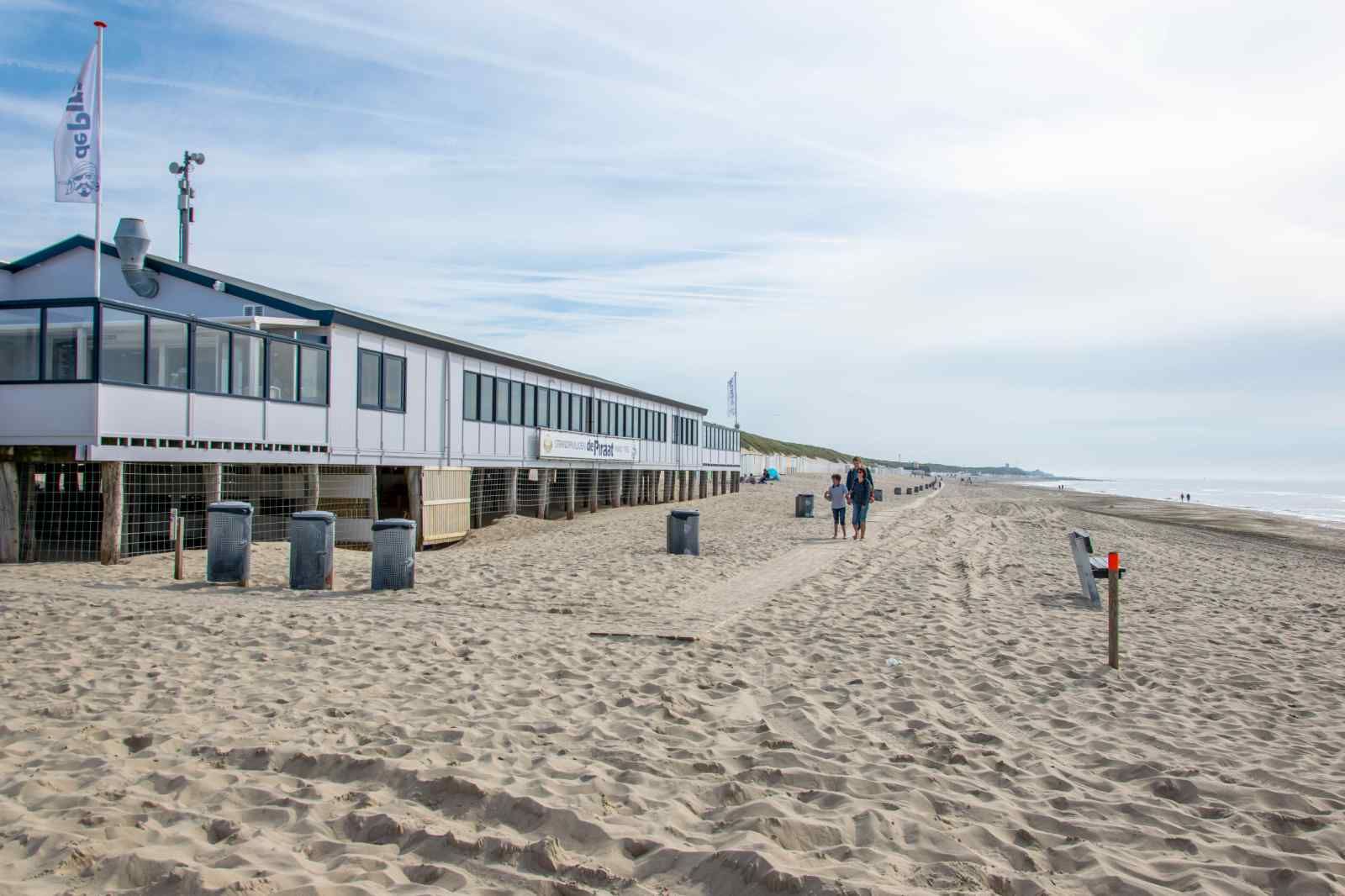 Garten mit Holzschuppen im Ferienhaus ZE1402 in Oostkapelle, Walcheren, Zeeland.