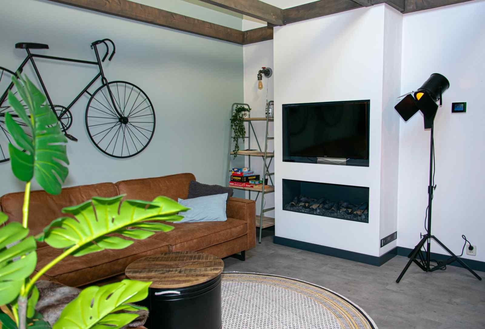 Moderne Kueche im Ferienhaus ZE1402 in Oostkapelle, Walcheren, Zeeland mit Esstisch.