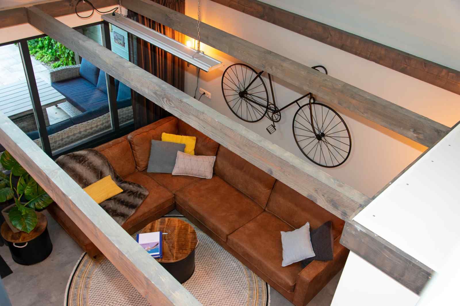 Strasse mit gruenen Baeumen in der Naehe des Ferienhauses ZE1402 in Oostkapelle, Walcheren, Zeeland.