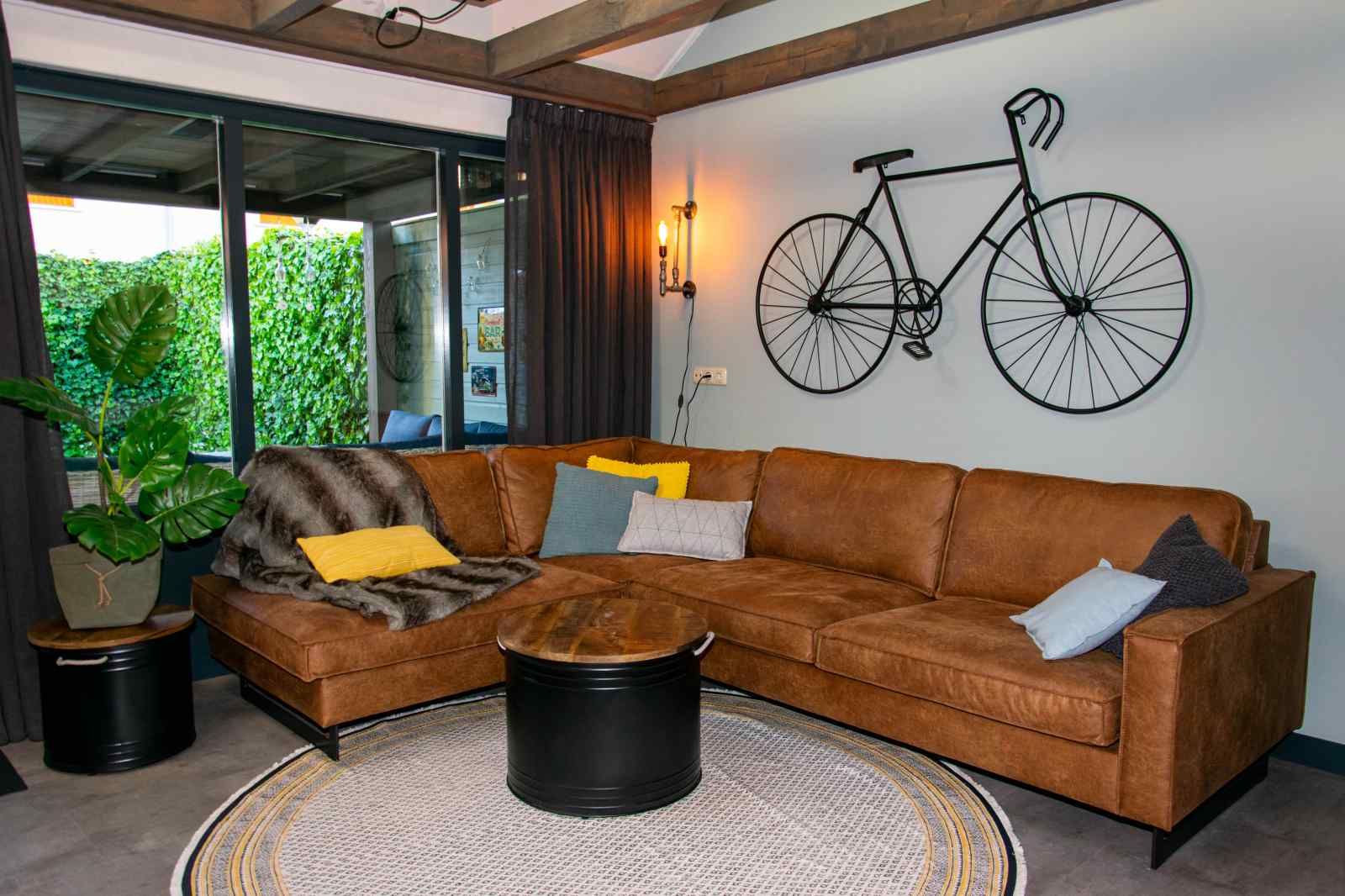 Spieleschrank im Wohnzimmer des Ferienhauses ZE1402 in Oostkapelle, Walcheren, Zeeland.