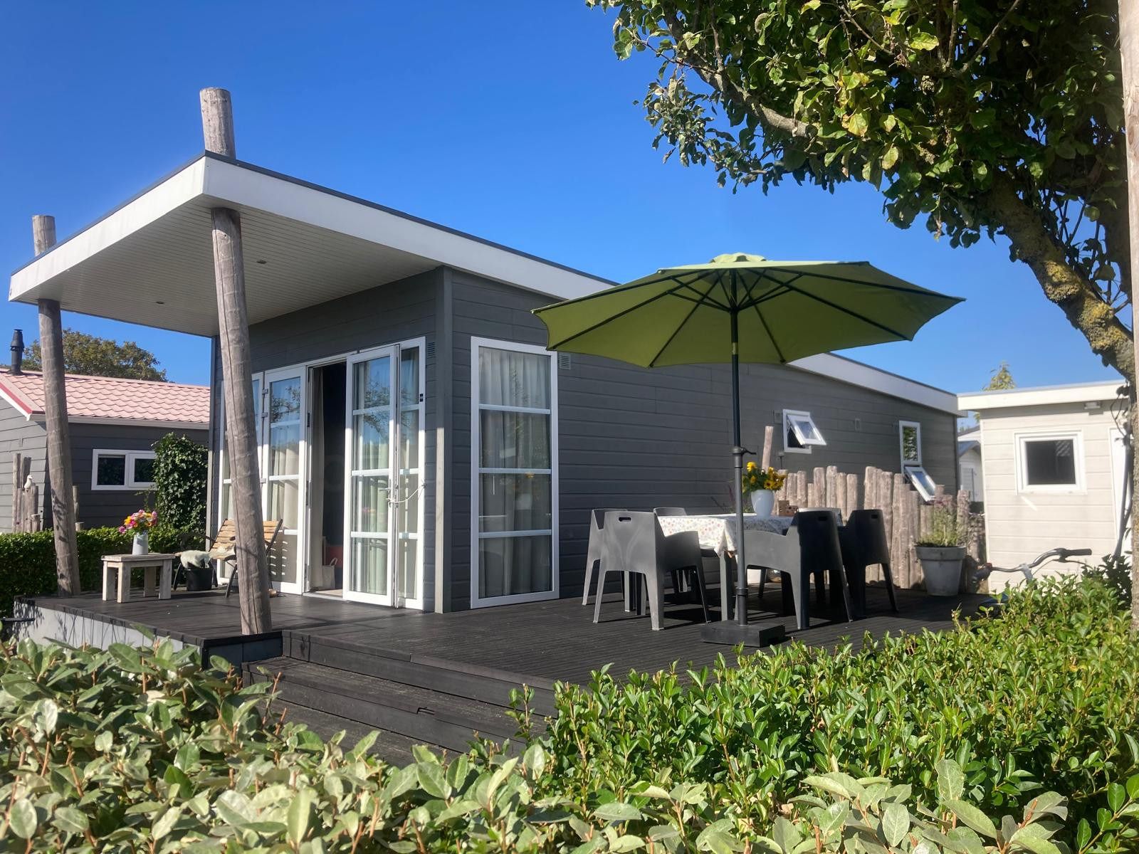 ZE1593 vakantiehuis in Oostkapelle met zonnig terras en groene omgeving op Walcheren, Zeeland.