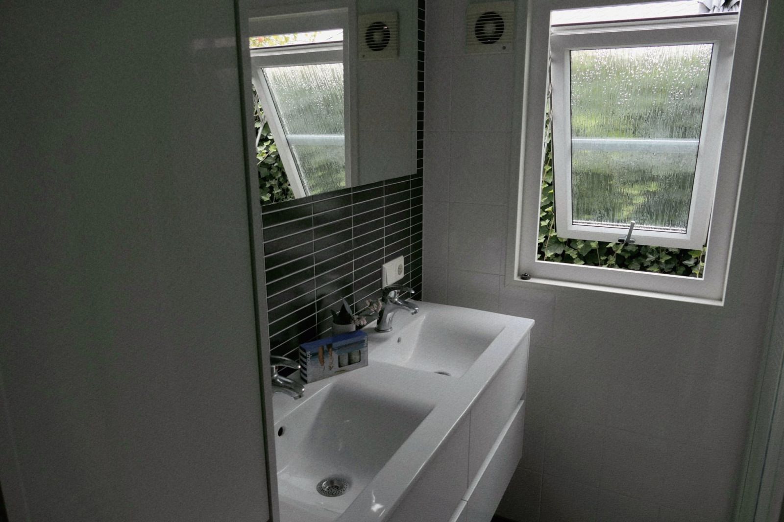 Stijlvolle eetruimte in ZE1593 vakantiehuis, Oostkapelle, Walcheren, ideaal voor gezellige maaltijden.