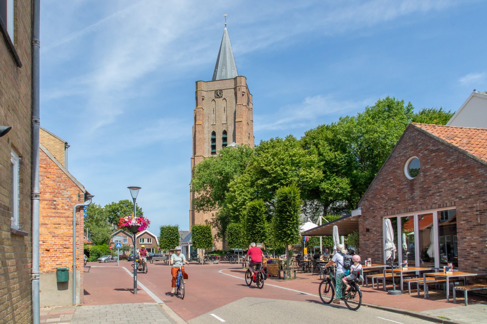 Comfortabele slaapkamer met boekenkast in ZE1593 vakantiehuis, Oostkapelle, Walcheren, Zeeland.