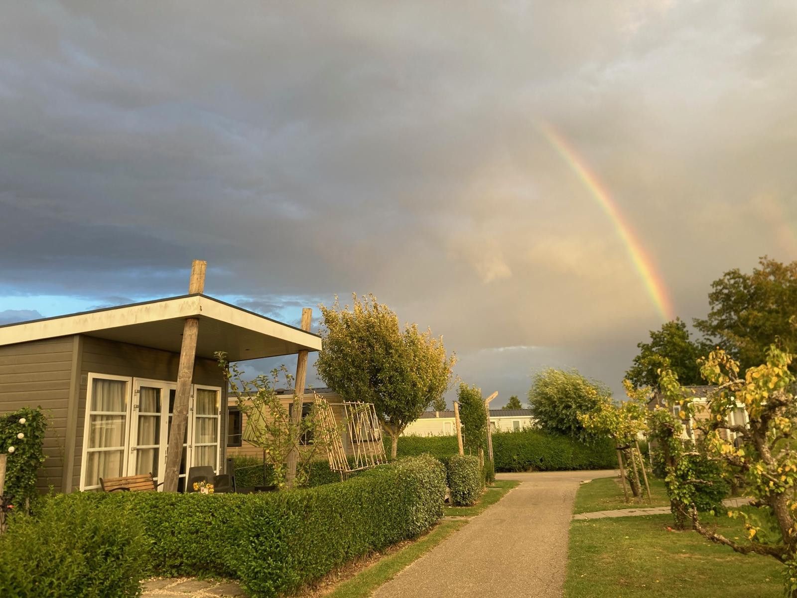 Veranda met zitje in ZE1593 vakantiehuis Oostkapelle, Walcheren, perfect voor ontspanning.