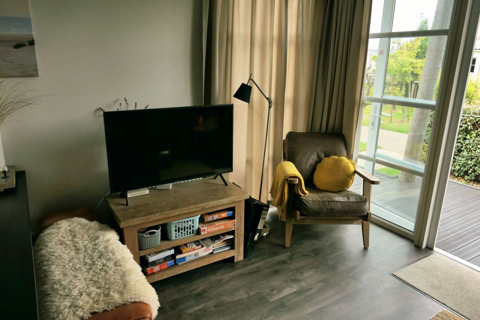 Netjes ingerichte badkamer met toilet in ZE1593 vakantiehuis, Oostkapelle, Walcheren.