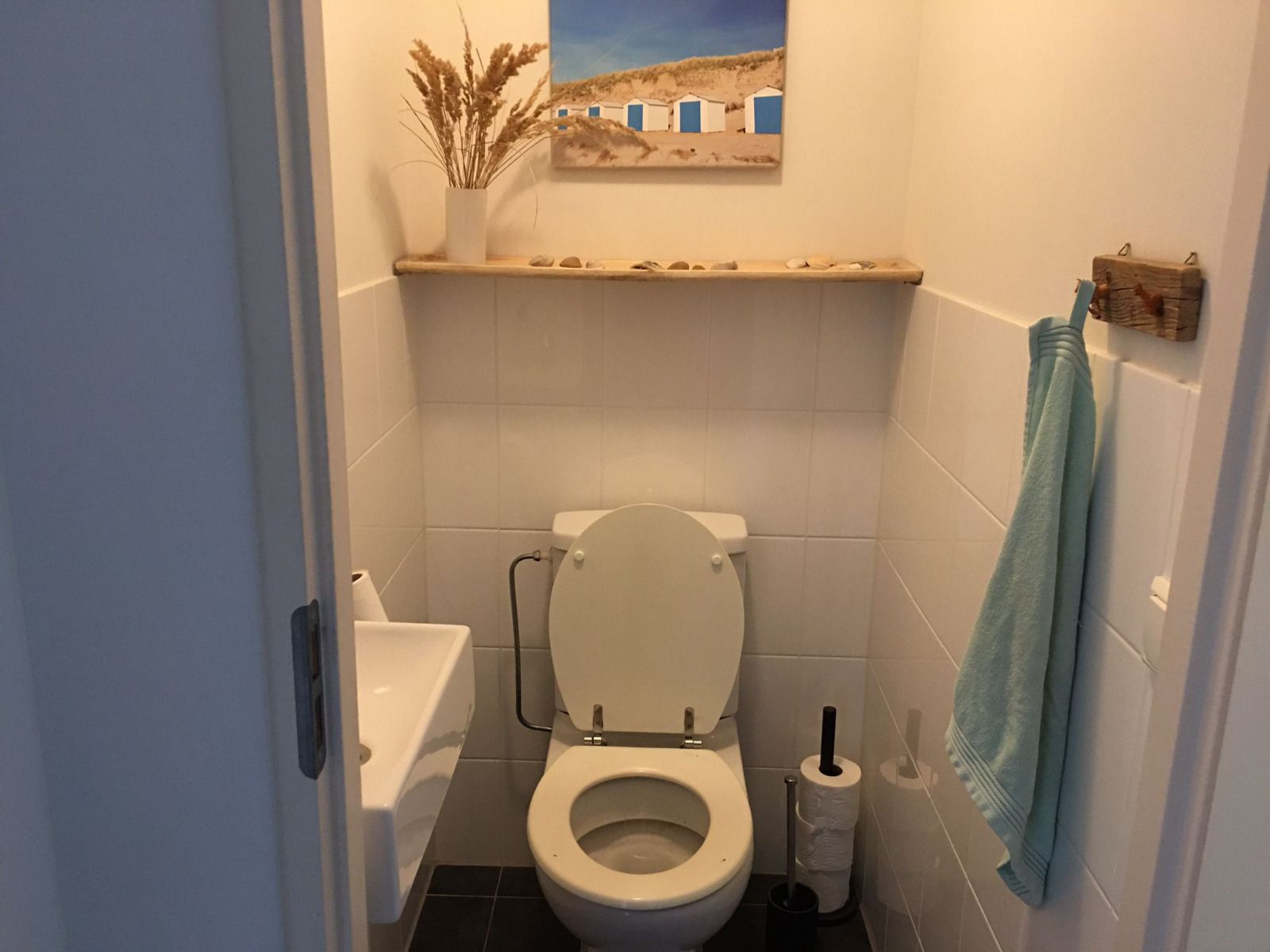 Zonnig terras met parasol bij ZE1593 vakantiehuis in Oostkapelle, Walcheren, Zeeland.