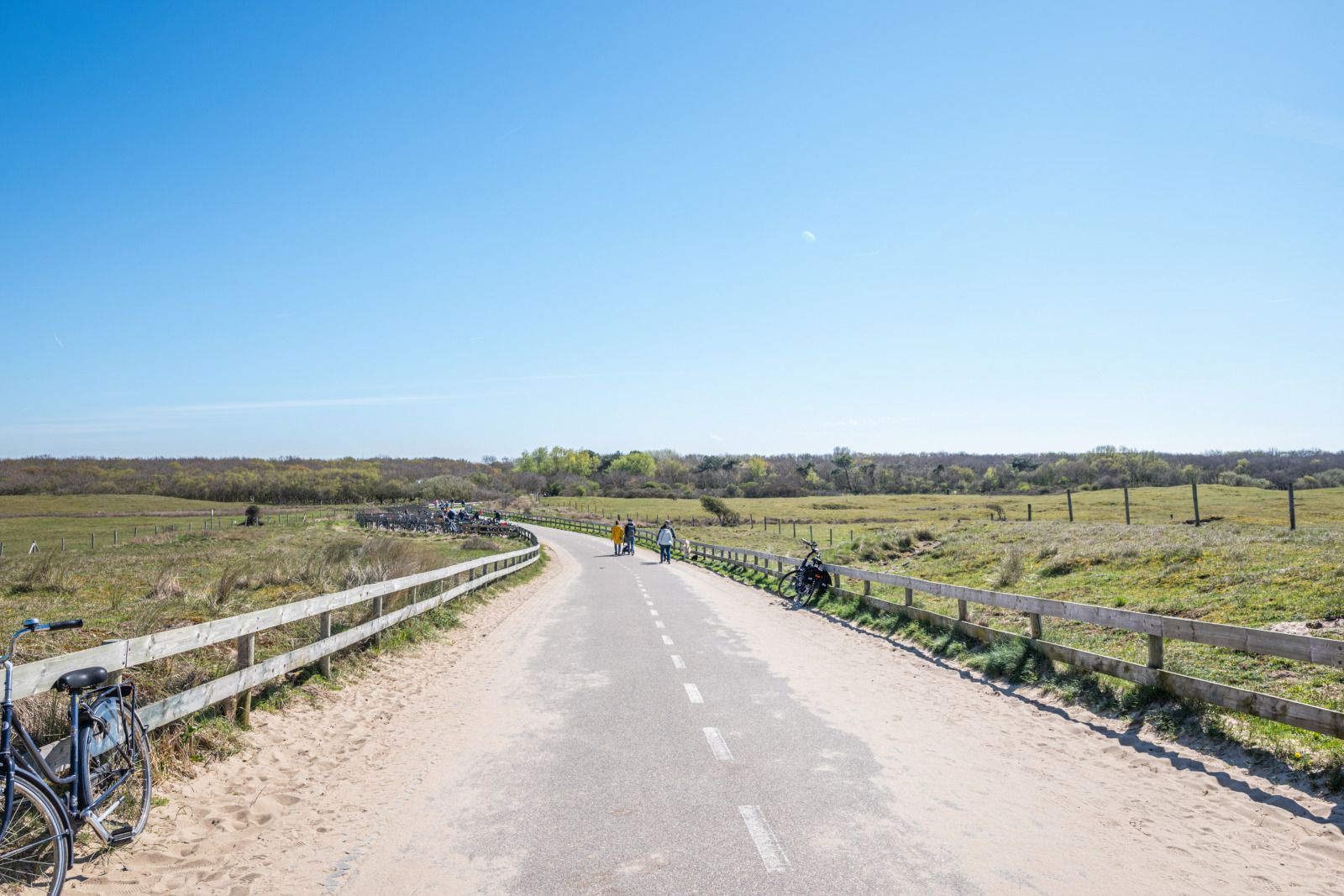 Schilderachtige regenboog boven ZE1593 vakantiehuis, Oostkapelle, Walcheren, Zeeland.