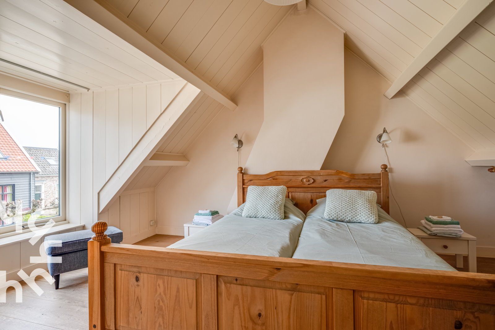 Esszimmer mit Holztisch im Ferienhaus ZE049, Oostkapelle, Walcheren, Zeeland fuer geselliges Beisammensein.