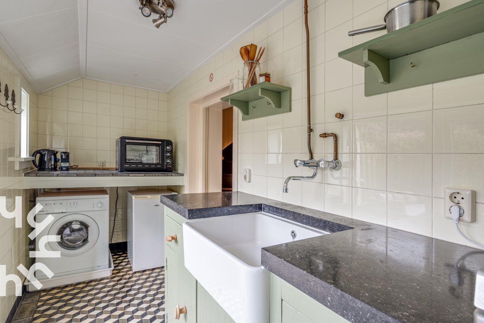 Gemuetliches Schlafzimmer im Ferienhaus ZE049, Oostkapelle, Walcheren, Zeeland mit Holzbett.