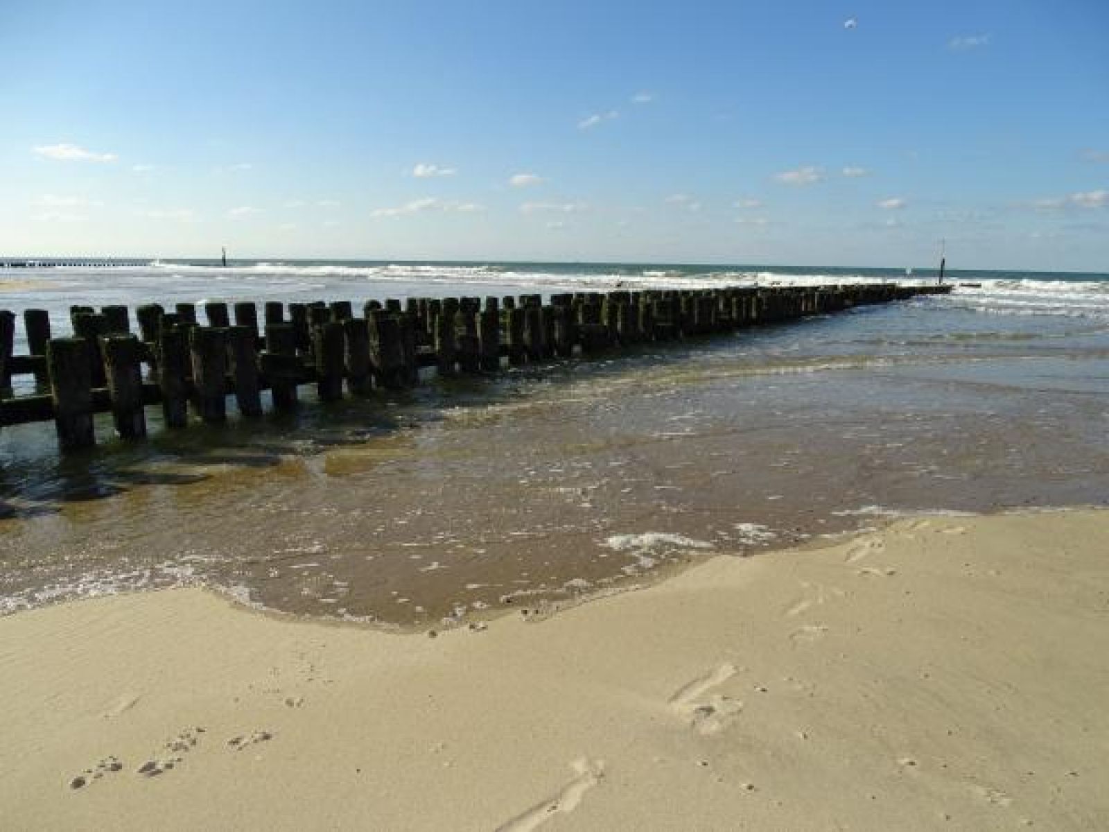 Gemuetliches Wohnzimmer des Ferienhauses ZE069 in Oostkapelle mit modernen Moebeln und Essecke.