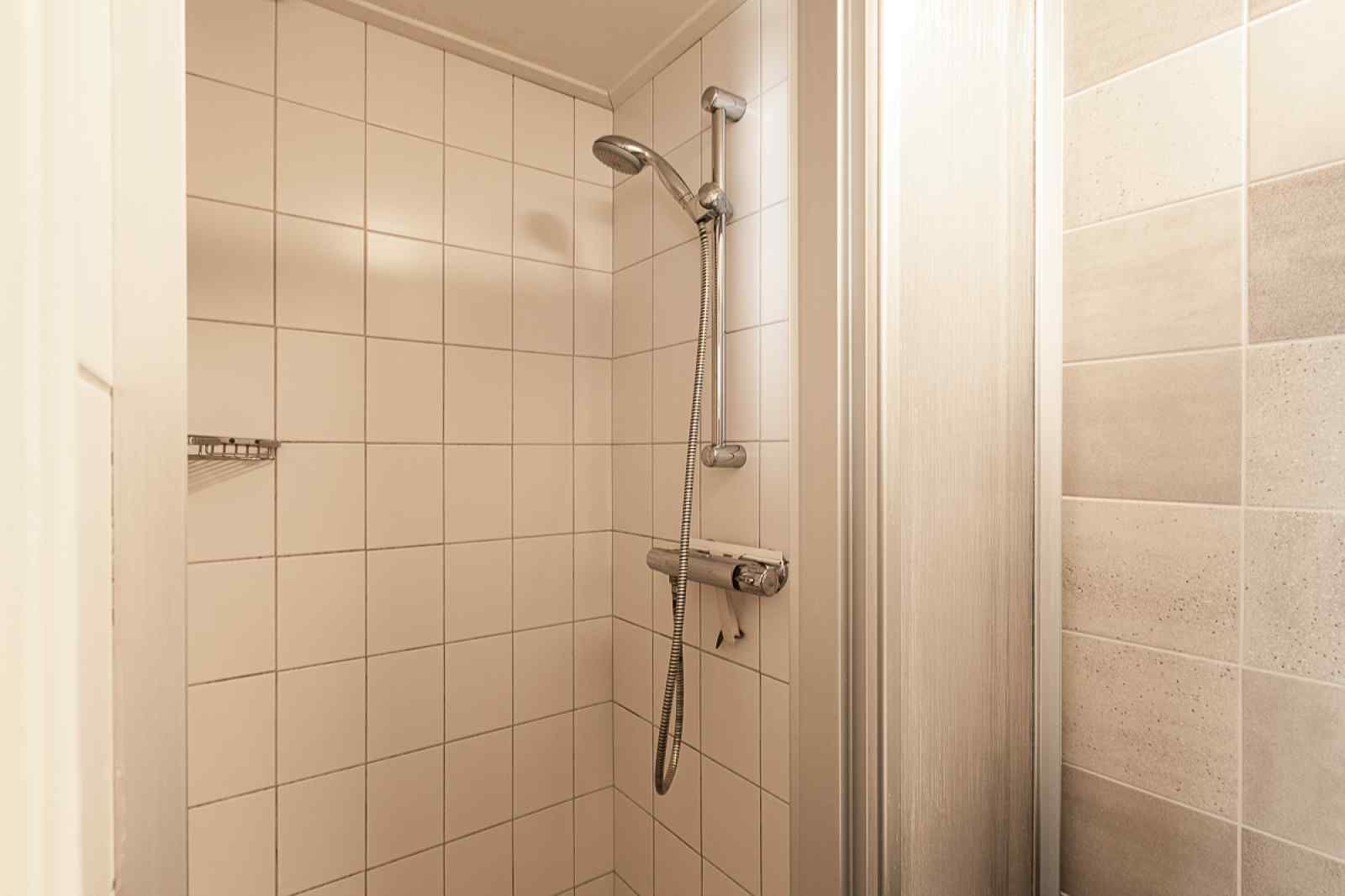 Geraeumige Terrasse des Ferienhauses ZE069 in Oostkapelle, umgeben von Natur und Privatsphaere in Zeeland.