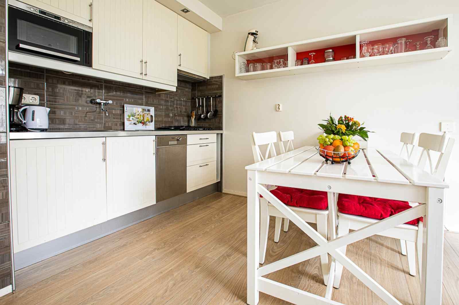 Stilvolle Kueche des Ferienhauses ZE069 in Oostkapelle, Walcheren mit modernen Geraeten.