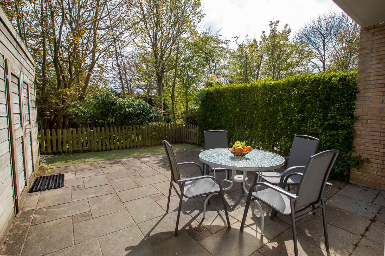 Holzpfaehle am Strand beim Ferienhaus ZE069 in Oostkapelle, Walcheren, Zeeland.