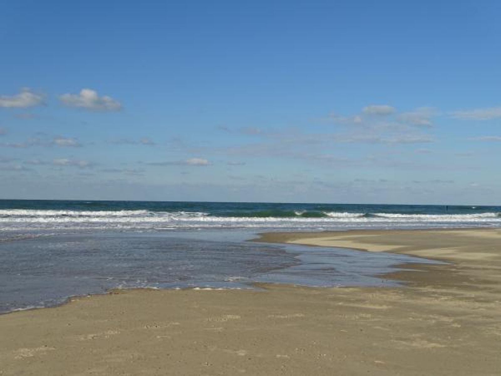 Weitlaeufiger Strand mit Holzpfaehlen in der Naehe des Ferienhauses ZE069 in Oostkapelle, Walcheren.