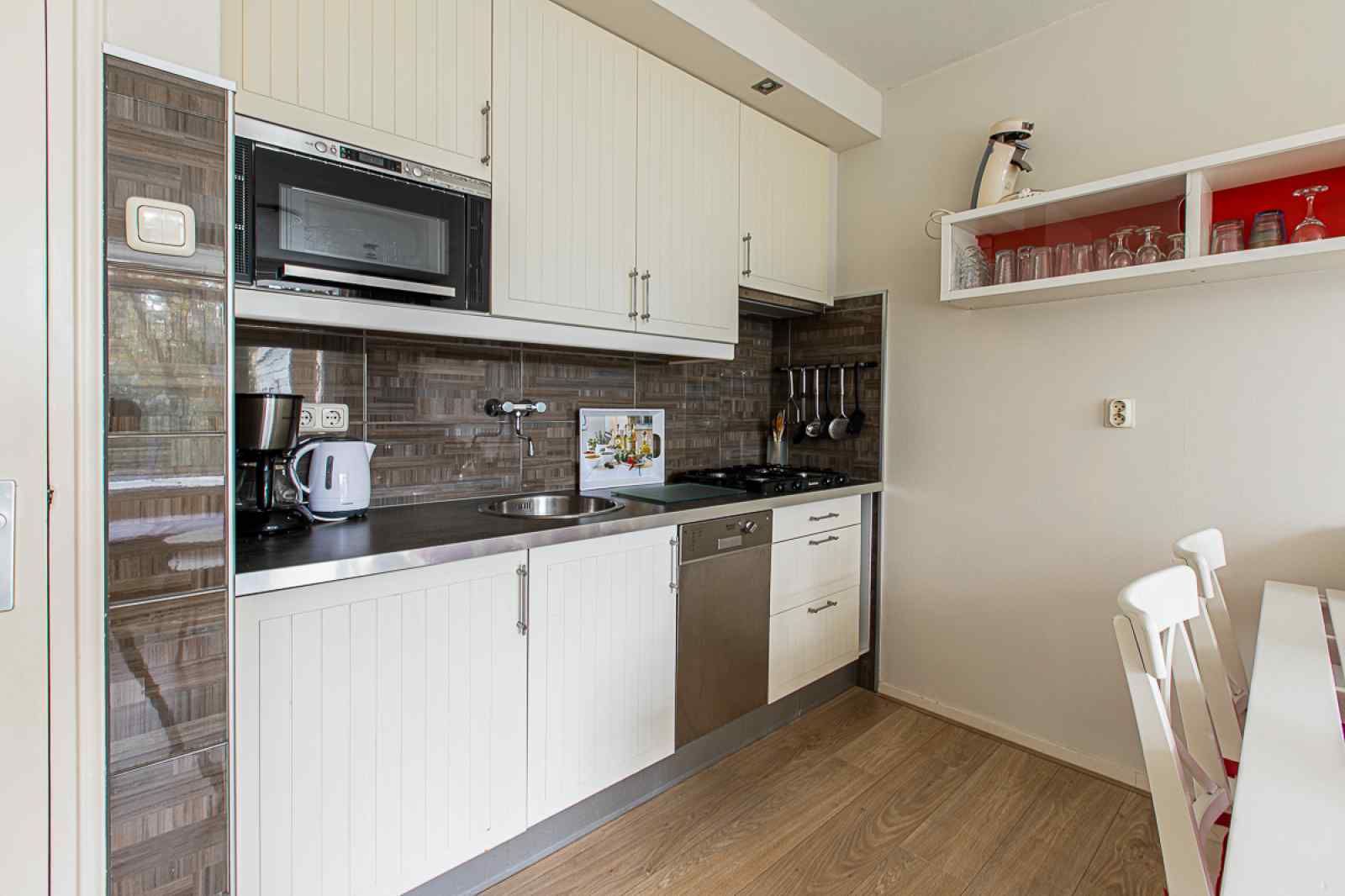 Stilvolles Badezimmer im Ferienhaus ZE069 in Oostkapelle, Walcheren mit modernen Fliesen.