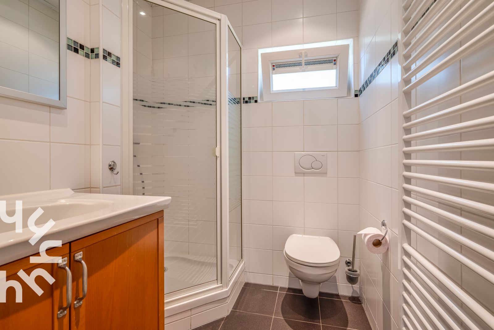 Stijlvolle wastafel in badkamer van ZE073 vakantiehuis, Oostkapelle.