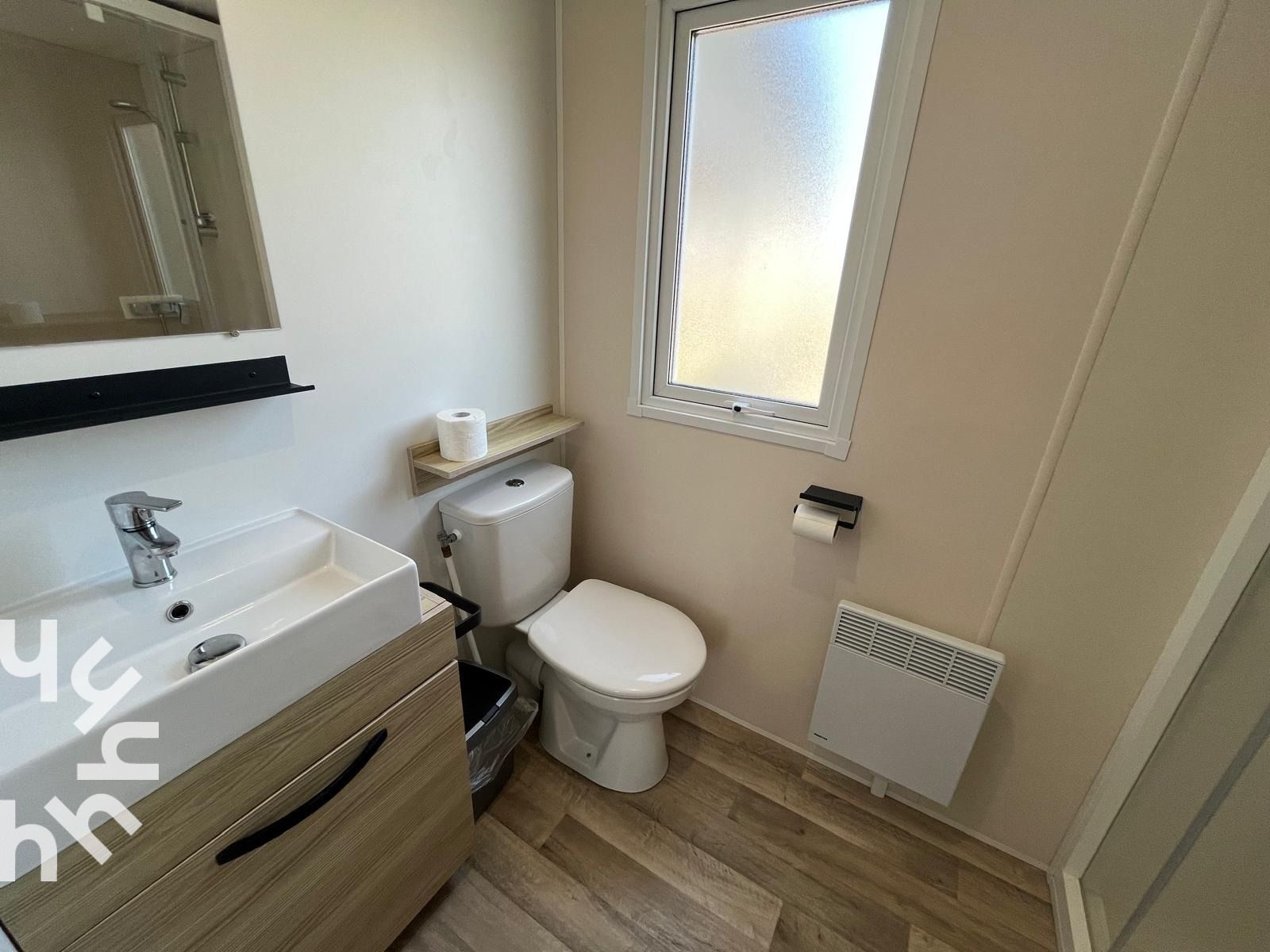 Moderne keuken in vakantiehuis ZE1680, Oostkapelle, Walcheren. Gezellige binnenruimte met uitzicht op groene natuur van Zeeland.