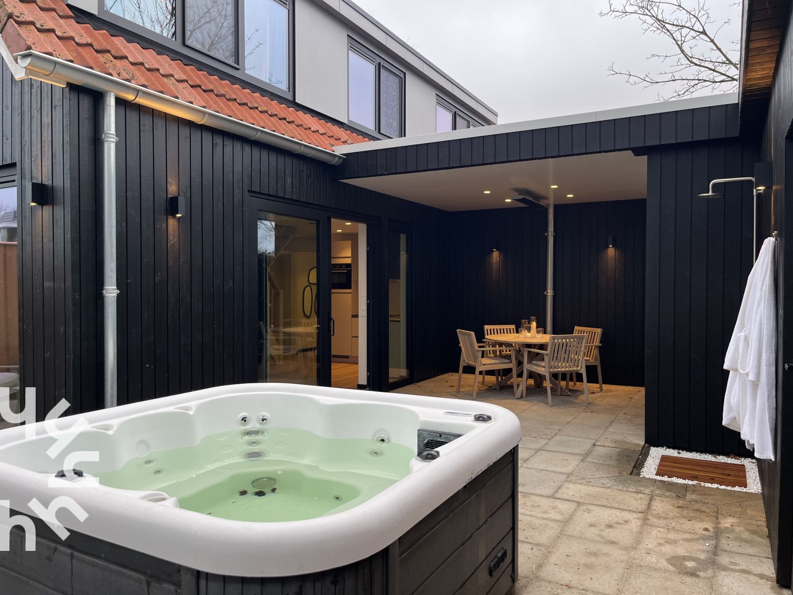 Entspannen Sie sich im luxurioesen Whirlpool des Ferienhauses ZE1681, das im malerischen Oostkapelle in Walcheren, Zeeland, liegt.