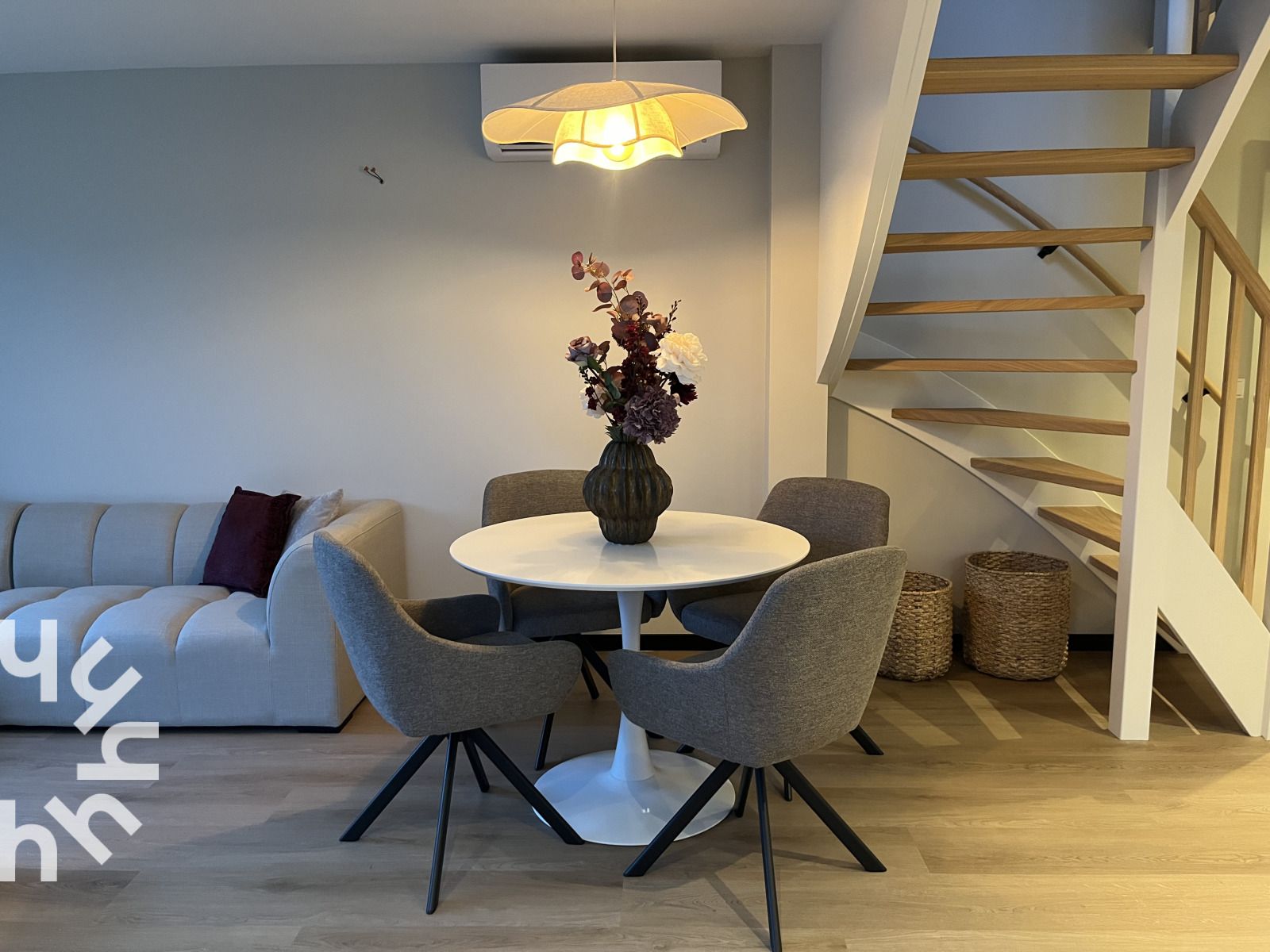 Entdecken Sie die natuerliche Umgebung des Ferienhauses ZE1681 in Oostkapelle, Walcheren, mit grasenden Hirschen in der gruenen Landschaft Zeelands.