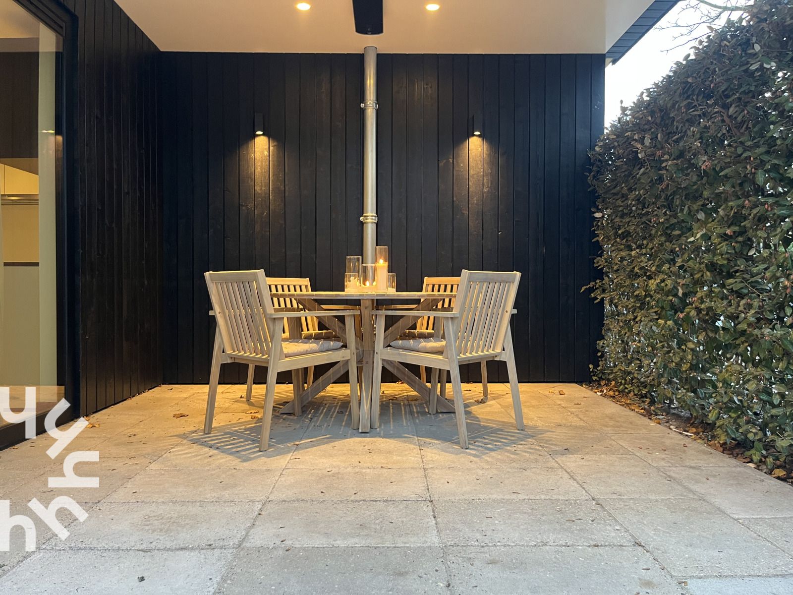 Entspannen Sie sich im luxurioesen Aussenbereich des Ferienhauses ZE1681 in Oostkapelle, Walcheren, Zeeland, mit Jacuzzi und gemuetlicher ueberdachter Terrasse.