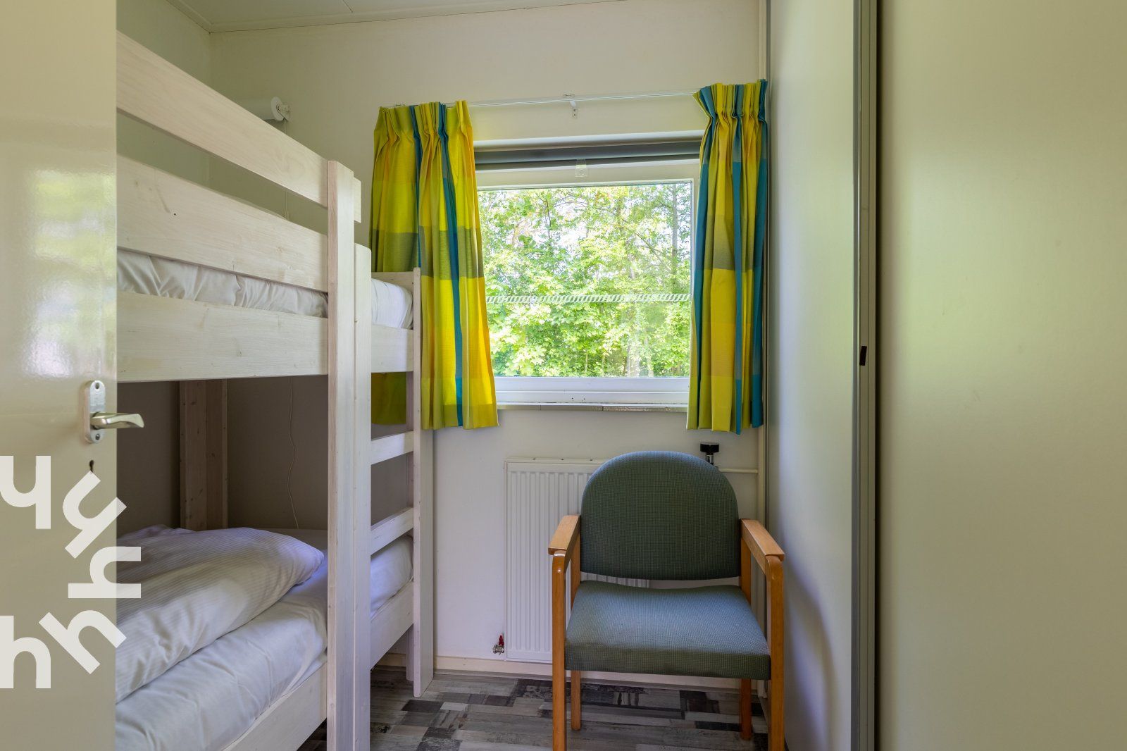 Lichte woonkamer van vakantiehuis ZE242 in Oostkapelle, Walcheren, Zeeland.