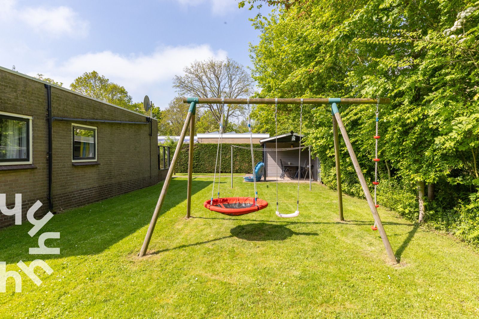 Zonnig terras bij vakantiehuis ZE242 in Oostkapelle, Walcheren, Zeeland.